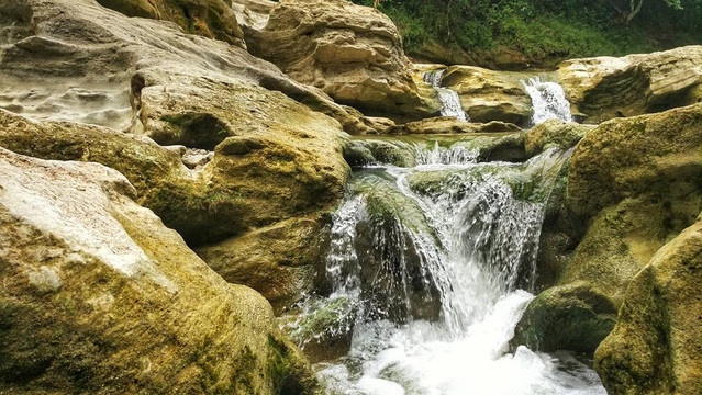 Bebatuan yang berada di tengah sungai, memungkinkan lo untuk bermain air di Kedung Cinet